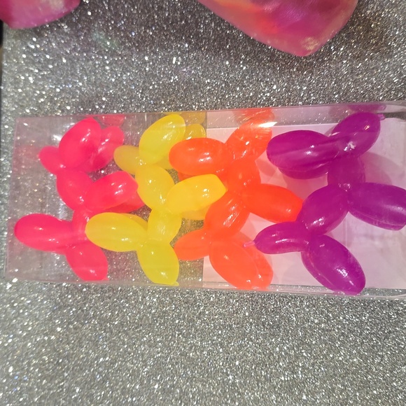 Ways To Celebrate Metallic Balloon Dog & Set Of 4 Party Favors - Picture 8 of 9